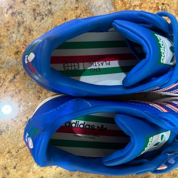 Adidas Superstar size 5.5 - Picture 5 of 9